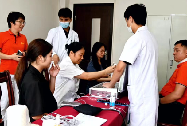 義診進企業(yè)，關(guān)懷暖人心 ——鹿山新材工會委員會組織開展中醫(yī)理療義診活動